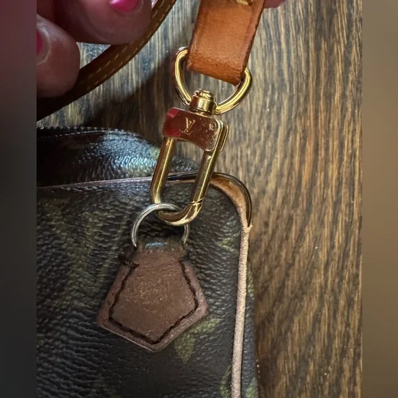 Louis Vuitton Vintage Danube with newer LV strap - Picture 4 of 16